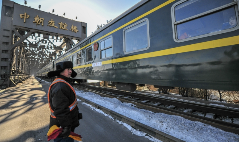 Một đoàn tàu chạy qua cây cầu hữu nghị nối Trung Quốc với Triều Tiên năm 2022. Ảnh: VCG