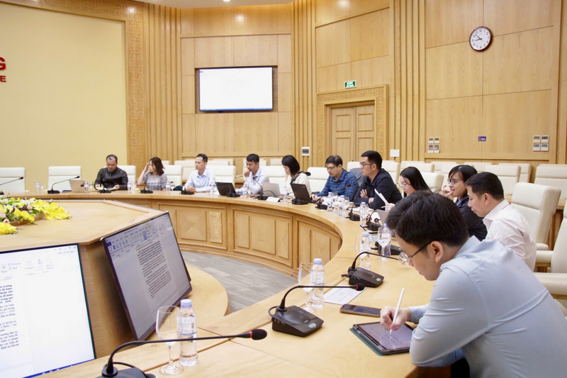 Các thành viên trong Tổ soạn thảo tham gia góp ý tại cuộc họp.