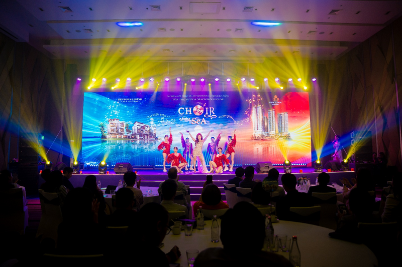 Ca sĩ Dương Hoàng Yến thổi bùng không khí khán phòng với màn trình diễn kết hợp giữa âm thanh, ánh sáng và công nghệ.