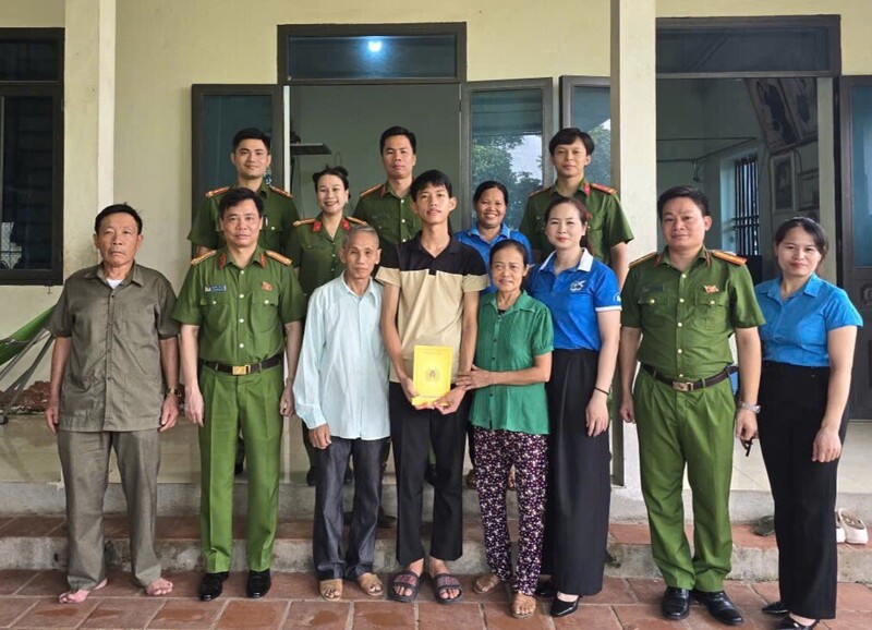 Hội Phụ nữ Cơ quan Cảnh sát điều tra Công an tỉnh nhận đỡ đầu cháu Huỳnh Nguyễn Thanh Sang. Ảnh: Công an Thanh Hóa