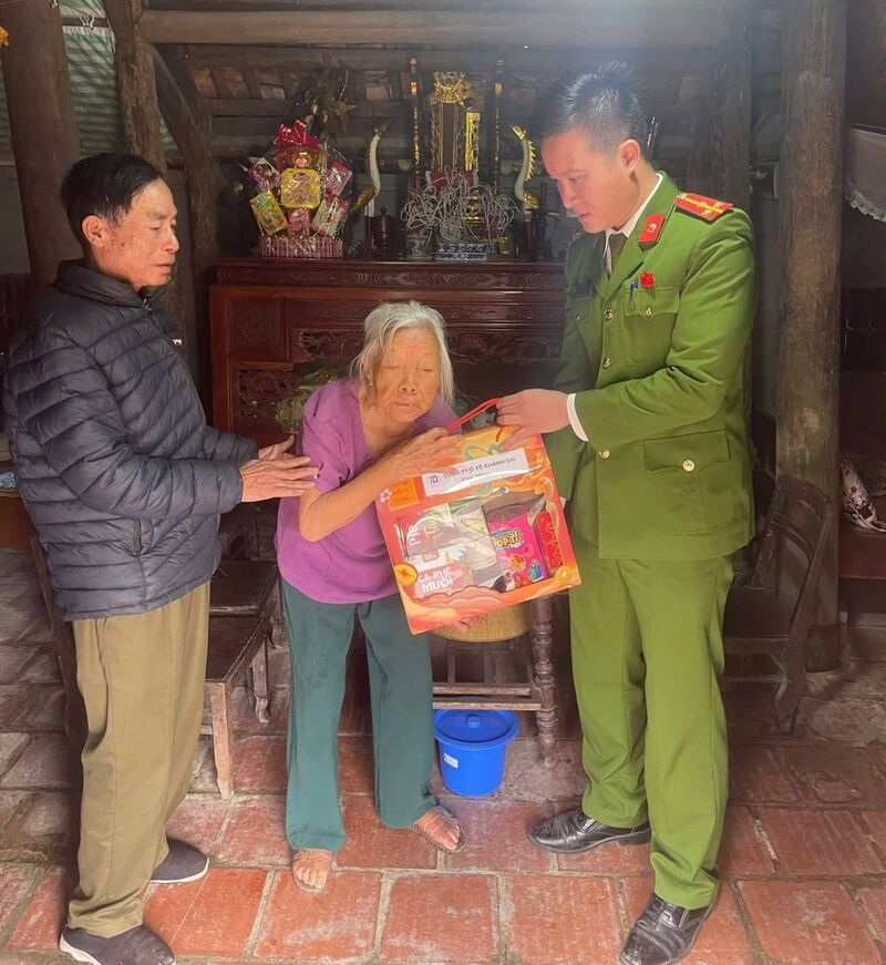 Công an xã Thọ Ngọc thăm hỏi, tặng quà cho các hộ gia đình có hoàn cảnh khó khăn. Ảnh: Công an Thanh Hóa