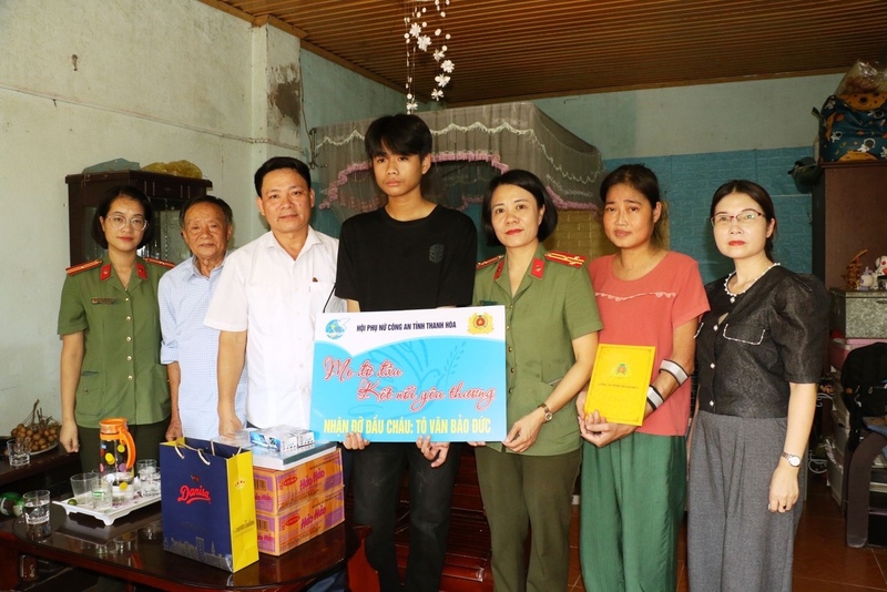 Hội Phụ nữ Công an tỉnh Thanh Hóa nhận đỡ đầu em Tô Văn Bảo Đức. Ảnh: Công an Thanh Hóa
