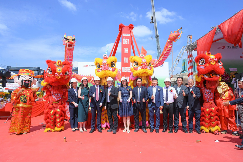 Các đại biểu thực hiện nghi thức khởi công dự án Nhà máy Ryder Industries Việt Nam tại Amata Long Thành.