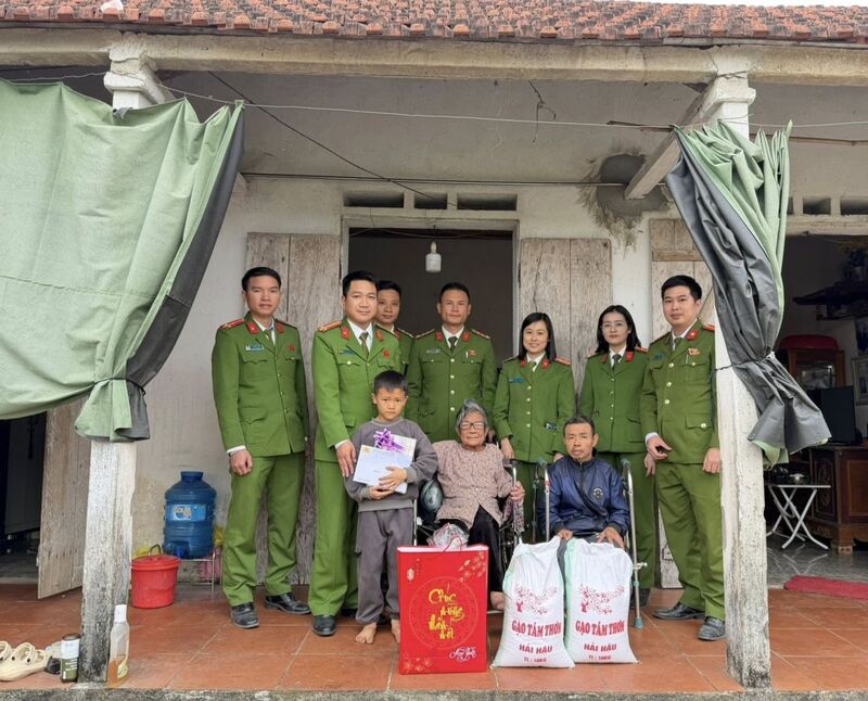 Công an xã Hợp Tiến thăm hỏi, tặng quà cho các hộ gia đình có hoàn cảnh khó khăn. Ảnh: Công an Thanh Hóa