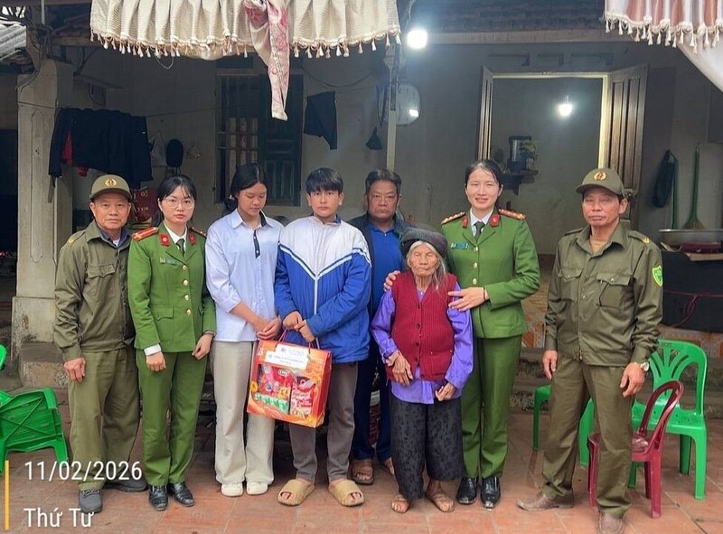 Công an xã Triệu Sơn trao tặng hơn 60 suất quà cho trẻ em và các hộ gia đình có hoàn cảnh khó khăn. Ảnh: Công an Thanh Hóa