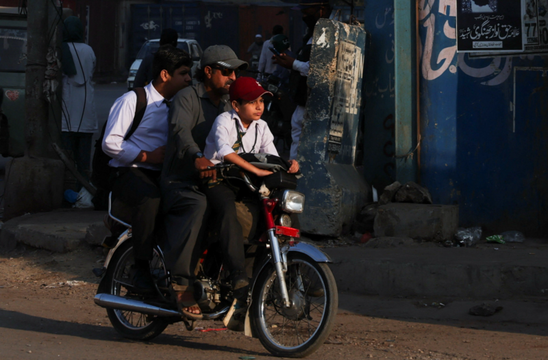 Pakistan đóng cửa trường học, chợ trước tình hình giá dầu tăng vọt. Ảnh: Reuters