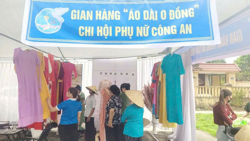 Công an xã Đồng Tiến tổ chức chương trình “Gian hàng áo dài 0 đồng” nhân dịp kỷ niệm Ngày Quốc tế Phụ nữ 8/3. Ảnh: Công an Thanh Hóa