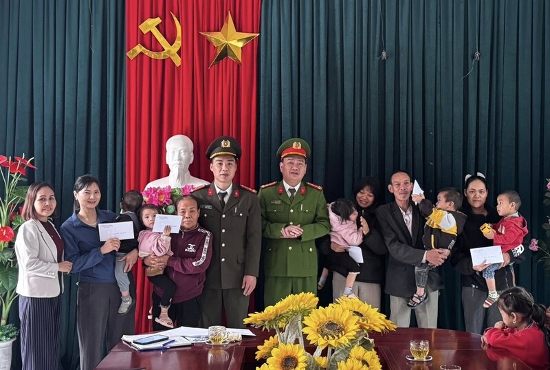 Công an xã Thọ Bình tặng quà cho các cháu học sinh và các hộ gia đình có hoàn cảnh đặc biệt khó khăn trên địa bàn. Ảnh: Công an Thanh Hóa