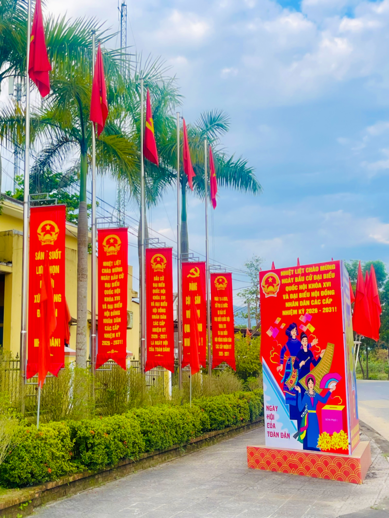 Công tác tuyên truyền, trang hoàn cho ngày bầu cử được các địa phương TP. Huế thực hiện trang trọng, nổi bật, tạo không khí phấn khởi. Ảnh: H. Minh