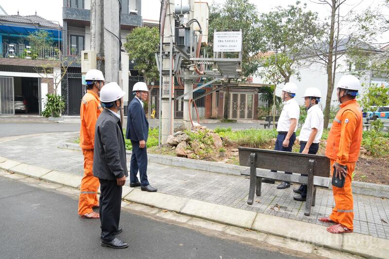 Điện lực Hà Tĩnh đã chỉ đạo các đơn vị trực thuộc tập trung kiểm tra, xử lý triệt để các khiếm khuyết trên lưới điện trung, hạ áp. Ảnh: Cao Thảo