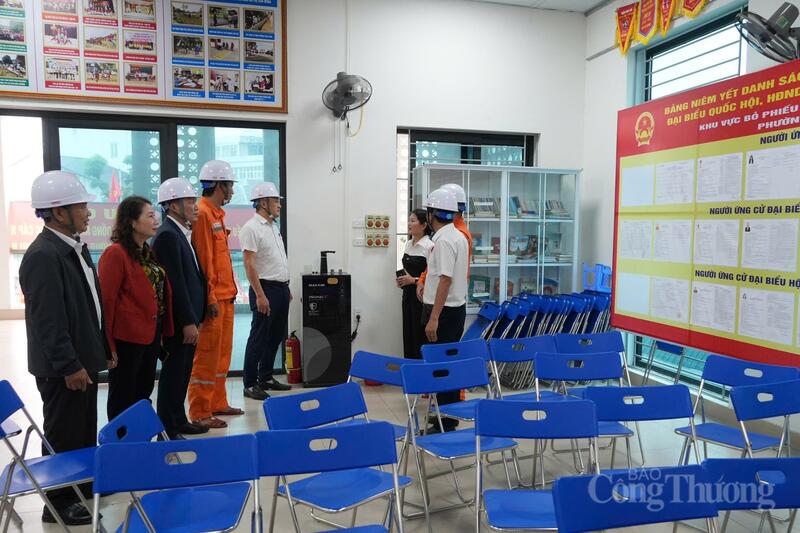 Công ty Điện lực Hà Tĩnh kiểm tra thiết bị điện tại các điểm bầu cử. Ảnh: Cao Thảo
