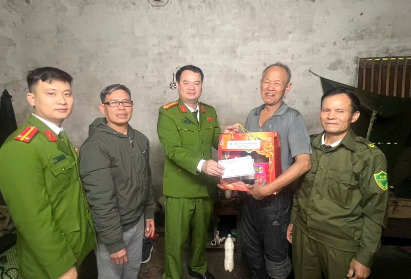 Công an xã Thọ Phú thăm hỏi, tặng quà cho các hộ gia đình có hoàn cảnh khó khăn. Ảnh: Công an Thanh Hóa