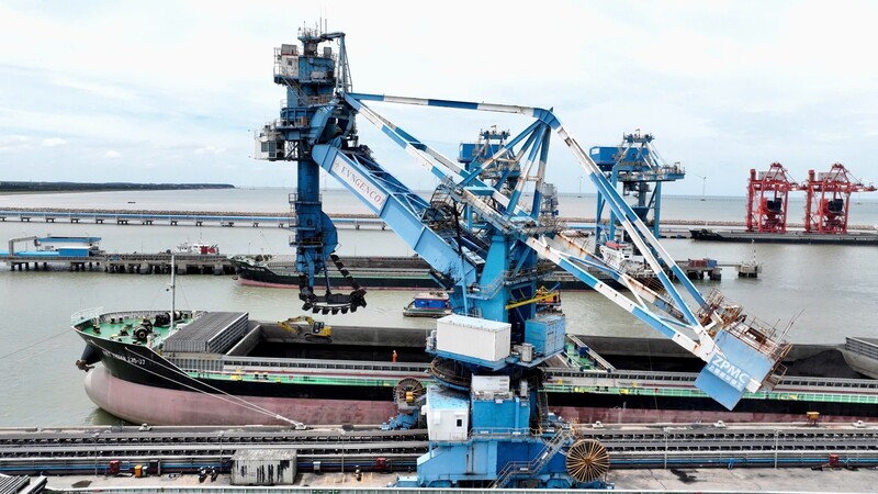 Khu vực cảng than Trung tâm Điện lực Duyên Hải, nơi đang từng bước ứng dụng các giải pháp số hóa trong quản lý, điều độ tàu than.