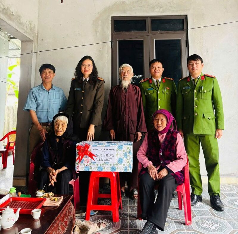 Công an xã An Nông thăm hỏi, động viên và trao quà cho các gia đình chính sách trên địa bàn. Ảnh: Công an Thanh Hóa