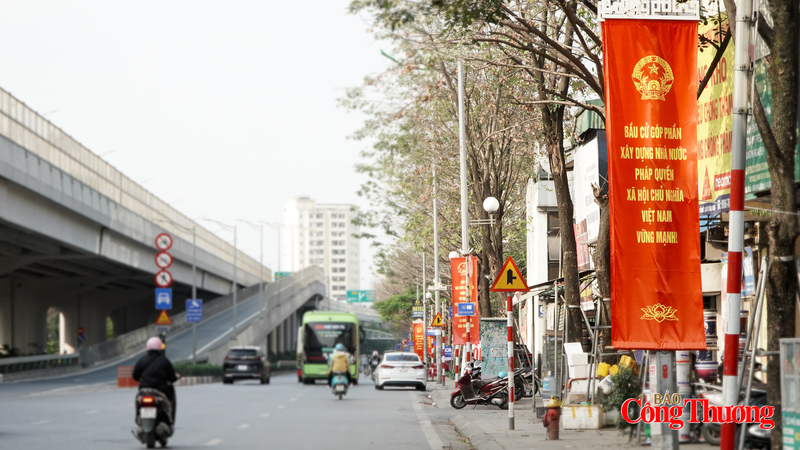 Không khí phấn khởi của "Ngày hội non sông" hiện rõ trên khắp các tuyến phố, khu dân cư phường Nghĩa Đô.