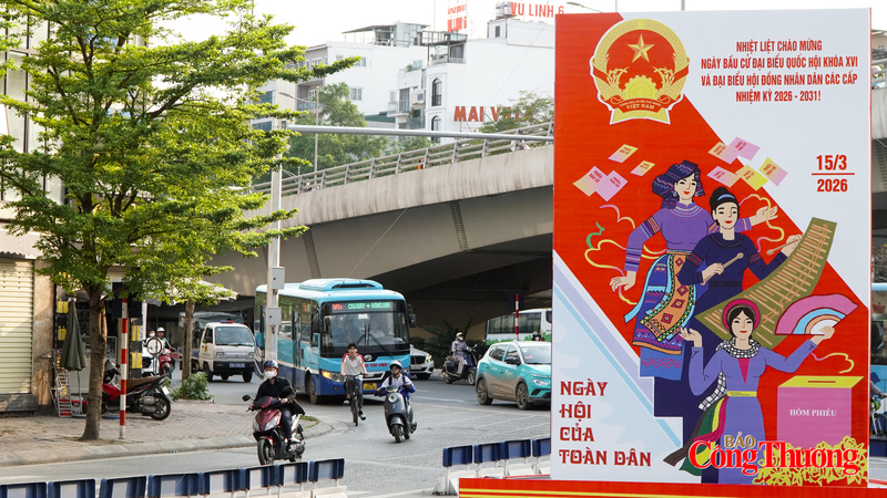 Tại nút giao Hoàng Quốc Việt - Nguyễn Văn Huyên, những tấm pano cỡ lớn được dựng lên, trở thành điểm nhấn giữa tuyến phố đông đúc, gây ấn tượng với người đi đường.