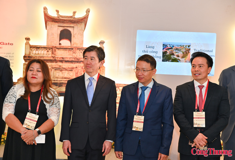 Các đại biểu lắng nghe giới thiệu về những di sản của Hà Nội.