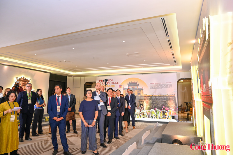 Mở đầu chương trình là hành trình qua những biểu tượng quen thuộc của Hà Nội - thành phố nơi hơn một nghìn năm lịch sử lặng lẽ hòa quyện với nhịp sống hiện đại. Hình ảnh đầu tiên hiện lên là Hoàng thành Thăng Long - Di sản Văn hóa Thế giới được UNESCO công nhận. Suốt hơn một thiên niên kỷ, nơi đây từng là trung tâm quyền lực của các triều đại Việt Nam, nơi định hình đời sống chính trị và văn hóa của đất nước qua nhiều thế hệ.