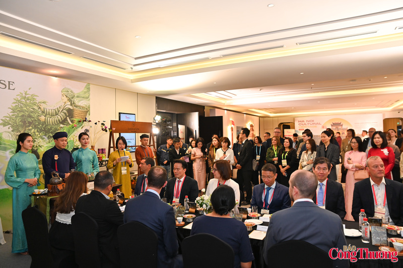 Trong không gian giới thiệu văn hóa trà Việt Nam, các đại biểu quốc tế đã có dịp trải nghiệm nghi thức thưởng trà truyền thống do nghệ nhân Đào Đức Hiếu trực tiếp trình diễn.