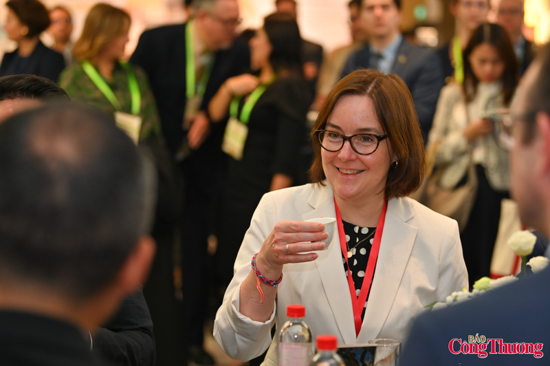 Các đại biểu chăm chú theo dõi từng công đoạn pha trà, đồng thời trực tiếp thưởng thức những chén trà nóng trong không gian đậm chất văn hóa truyền thống.