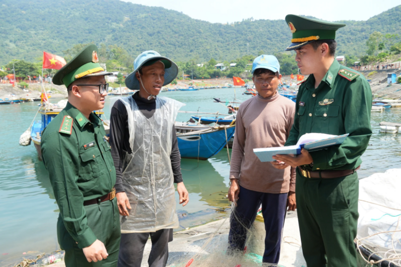 Bộ đội Biên phòng tuyên truyền đến các ngư dân về ngày bầu cử 15/3. Ảnh: Viết Niệm