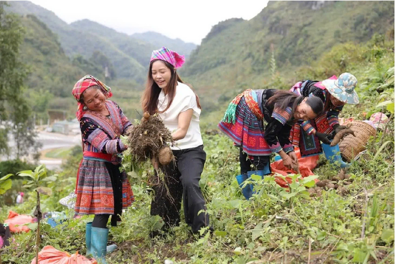 Kinh tế số đã mang lại đời sống khởi sắc cho bà con vùng cao. Ảnh: N.L