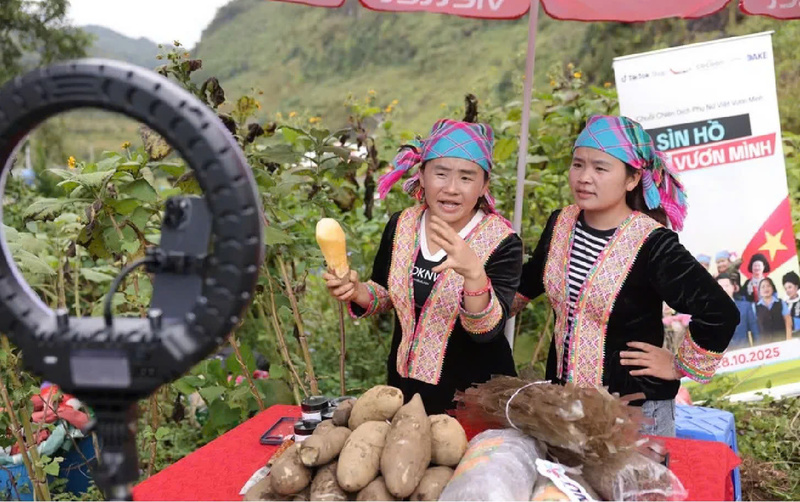 Vừ Thị Xia và Vừ Thị Chứ (Sìn Hồ) là một trong những nhà sáng tạo nội dung được Cô Ba Hồng dẫn dắt. Ảnh: N.L