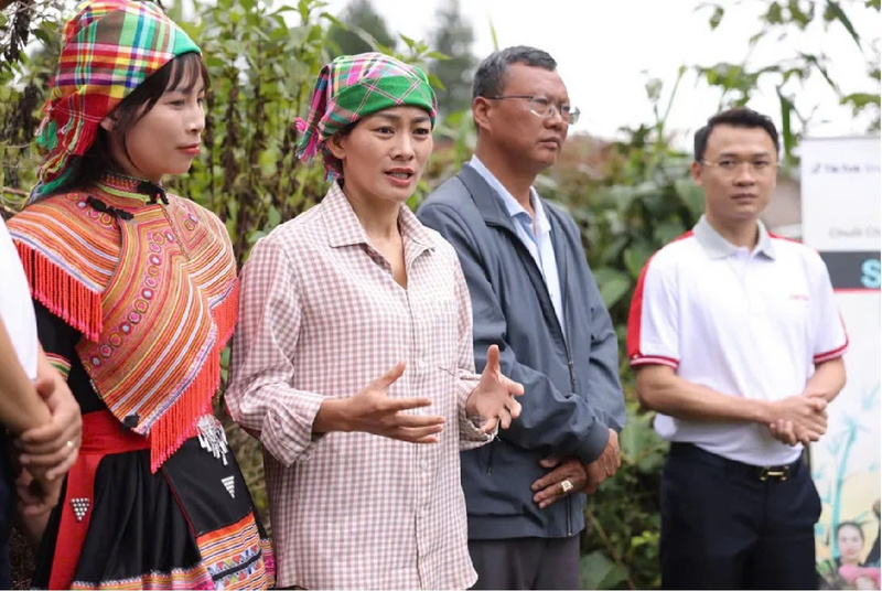 Cô Ba Hồng đang chia sẻ về những khó khăn khi kinh tế số của địa phương phát triển mạnh mẽ. Ảnh: N.L