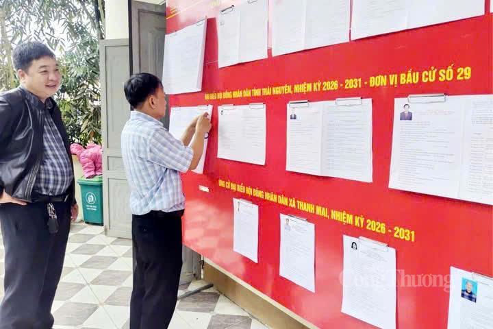 Tại các đơn vị bầu cử, việc niêm yết danh sách ứng cử viên ứng cử đại biểu Quốc hội khóa XVI và đại biểu HĐND các cấp, danh sách cử tri được triển khai bài bản, trang trọng.