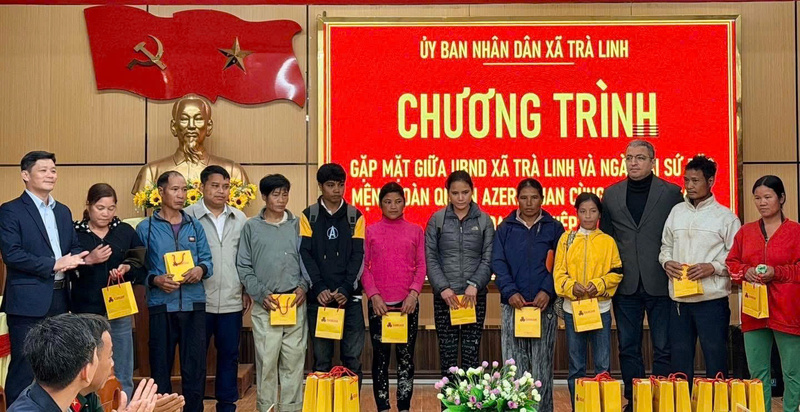 Ngài Đại sứ Shovgi Kamal Oglu Mehdizade cùng các đơn vị đồng hành đã trao các suất quà cho các hộ gia đình có hoàn cảnh khó khăn tại xã Trà Linh. Ảnh: Bình An