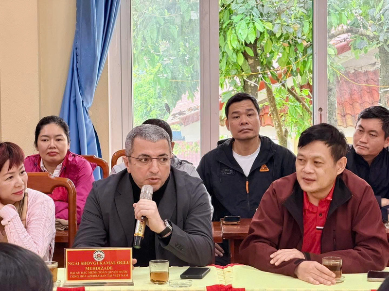 Đại sứ Đặc mệnh Toàn quyền Cộng hòa Azerbaijan tại Việt Nam Shovgi Kamal Oglu Mehdizade thăm và làm việc với UBND xã Trà Linh (TP. Đà Nẵng). Ảnh: Bình An