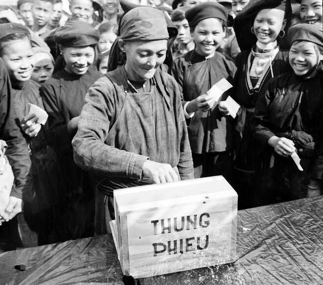 Bà Ma Thị Bưởi (người dân tộc Thổ), thôn B, xã Đoàn Kết (Thái Nguyên) cầm lá phiếu của chính mình lựa chọn người bầu cử để thành lập khu tự trị Việt - Bắc (năm 1956). Ảnh: TTXVN