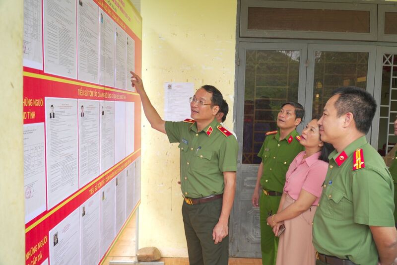 Thiếu tướng Hồ Song Ân - Giám đốc Công an tỉnh Quảng Ngãi đi kiểm tra công tác tổ chức bầu cử đại biểu Quốc hội khóa XVI và đại biểu HĐND các cấp, nhiệm kỳ 2026 - 2031 tại địa phương. Ảnh: Tuệ Lâm