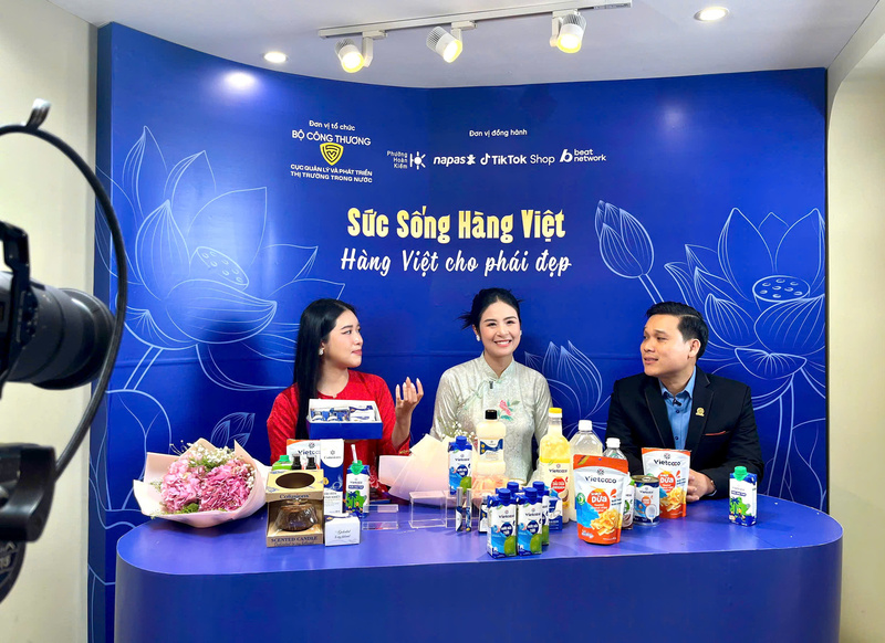 Ông Nguyễn Văn Tới cùng Hoa hậu Ngọc Hân và TikToker Quỳnh Trang trực tiếp “lên sóng” livestream giới thiệu và bán các sản phẩm của Vietcoco tại chương trình trên nền tảng TikTok