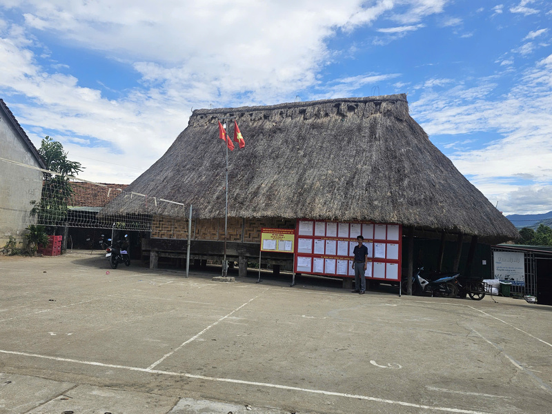 Danh sách các ứng cử viên được niêm yết công khai tại nhà làng để người dân cùng tìm hiểu. Ảnh: Nguyễn Dương