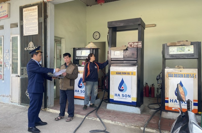 Lực lượng Quản lý thị trường tỉnh Lạng Sơn kiểm tra hoạt động kinh doanh xăng dầu, đồng thời tuyên truyền, vận động các cơ sở ký cam kết chấp hành nghiêm quy định của pháp luật. Ảnh: Văn Thực