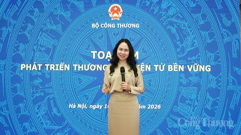 Bà Lê Hoàng Oanh, Cục trưởng Cục Thương mại điện tử và Kinh tế số tại toạ đàm Phát triểm thương mại điện tử bền vững.