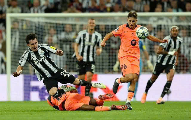 Newcastle nỗ lực mở tỷ số ở những phút cuối của trận đấu. Ảnh: REUTERS