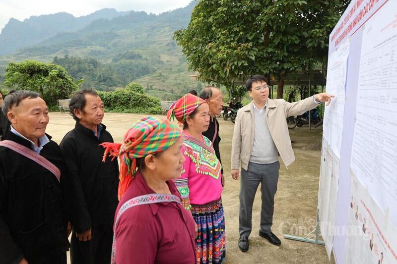 Cử tri xã Lâm Bình, tỉnh Tuyên Quang tìm hiểu thông tin ứng cử viên tại điểm niêm yết danh sách trước ngày bầu cử.