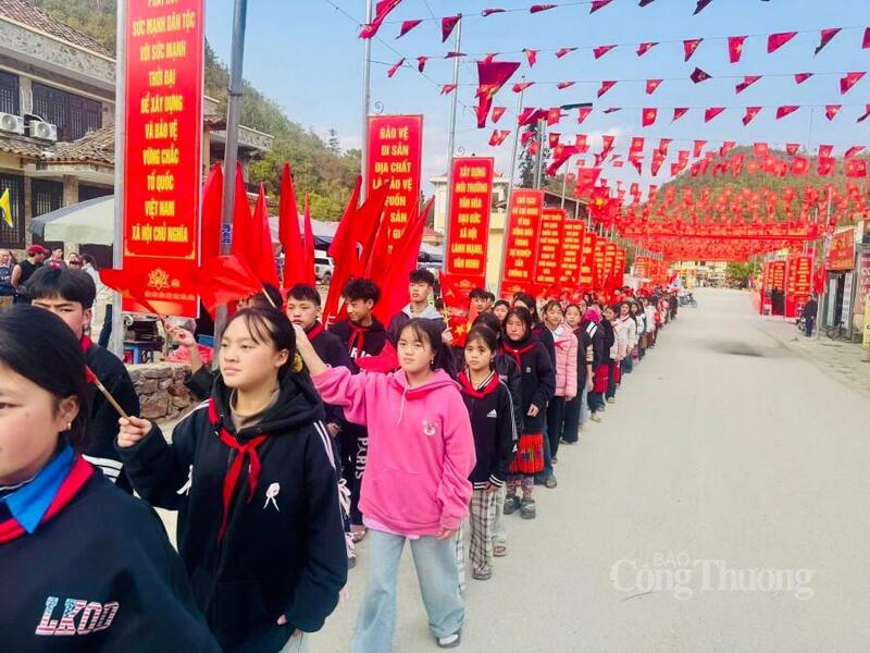 Học sinh tại xã Lũng Cú, Tuyên Quang tổ chức hoạt động diễu hành cổ động, tuyên truyền cuộc bầu cử đại biểu Quốc hội khóa XVI và đại biểu Hội đồng nhân dân các cấp nhiệm kỳ 2026 - 2031.