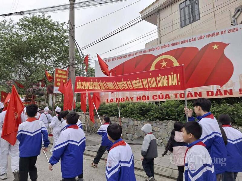 Học sinh trên địa bàn xã Quản Bạ cổ động, tuyên truyền ngày bầu cử.