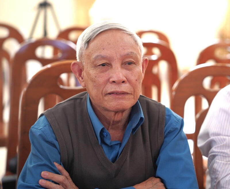 Người dân quan tâm, lắng nghe các nội dung về chủ quyền biển đảo, hoạt động của Đoàn đặc nhiệm phòng chống tội phạm ma tuý số 2, cảnh sát biển Việt Nam