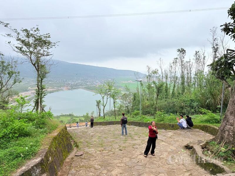 Con đường đá với hàng nghìn bậc thang được xẻ núi dẫn thẳng lên đỉnh đèo.