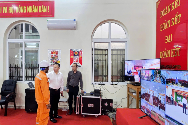 Đồng chí Hoàng Hải – Tỉnh ủy viên, Bí thư Đảng ủy, Giám đốc Công ty Điện lực Thanh Hóa (người mặc áo trắng trong ảnh) kiểm tra công tác cấp điện tại điểm bỏ phiếu bầu cử. Ảnh: Hùng Mạnh