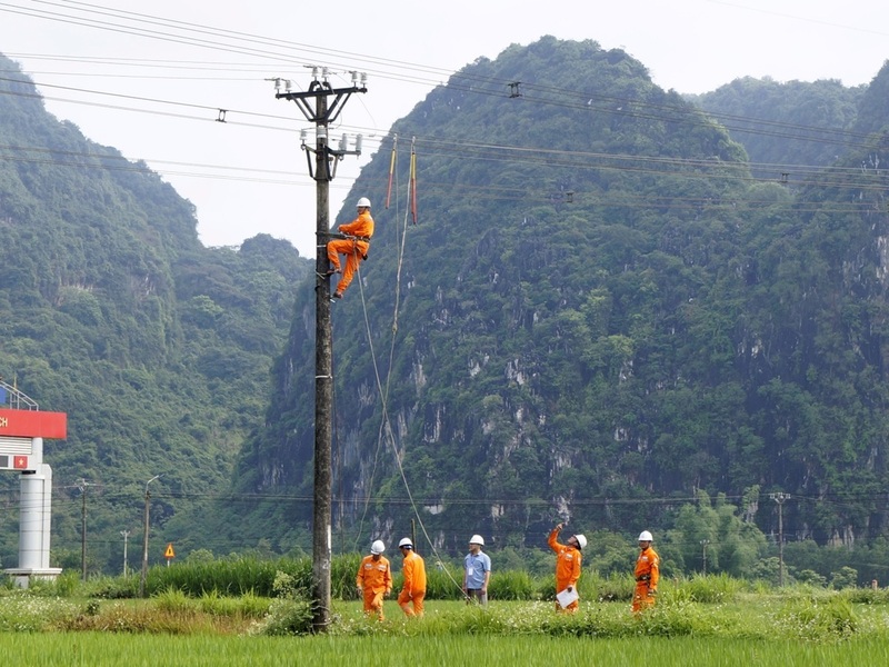 Các đơn vị trực thuộc Công ty Điện lực Thanh Hóa tập trung kiểm tra, khắc phục các khiếm khuyết trên lưới điện, tăng cường, đồng thời duy trì lực lượng ứng trực cấp điện 24/24h đảm bảo cấp điện an toàn, ổn định trước, trong và sau bầu cử. Ảnh: Hùng Mạnh