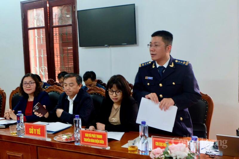 Đại diện Hải quan cửa khẩu Quốc tế Tây Trang phát biểu tham luận tại hội nghị.