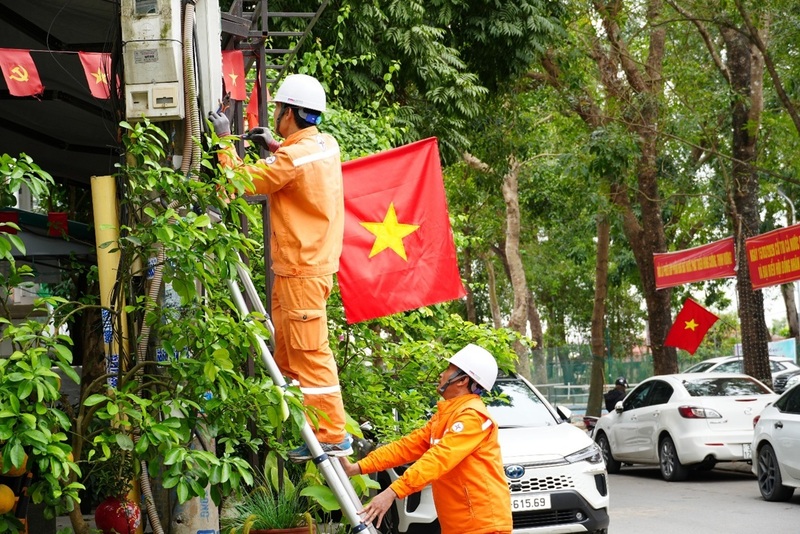 Nhân viên Đội QLĐL khu vực trực thuộc Công ty Điện lực Thanh Hóa kiểm tra hệ thống nguồn cấp điện tại các điểm bầu cử. Ảnh: Hùng Mạnh