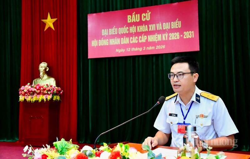 Trung tá Lại Văn Tung, Phó Chính ủy Lữ đoàn 127, Bộ Tư lệnh Vùng 5 Hải quân, Tổ trưởng Tổ bầu cử số 60, phát biểu tại bầu cử