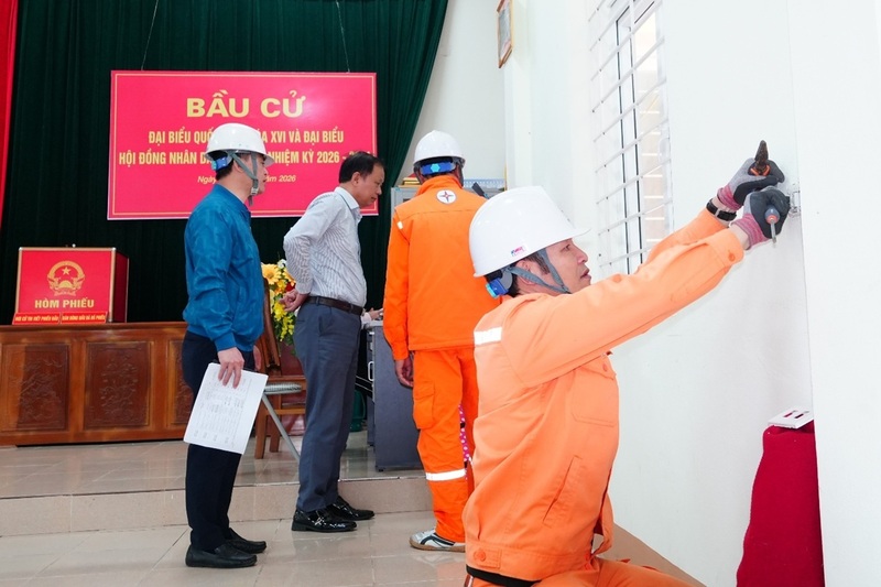 Nhân viên Đội QLĐL khu vực trực thuộc Công ty Điện lực Thanh Hóa kiểm tra, xử lý các khiếm khuyết hệ thống điện trong nhà tại các điểm diễn ra bầu cử. Ảnh: Hùng Mạnh