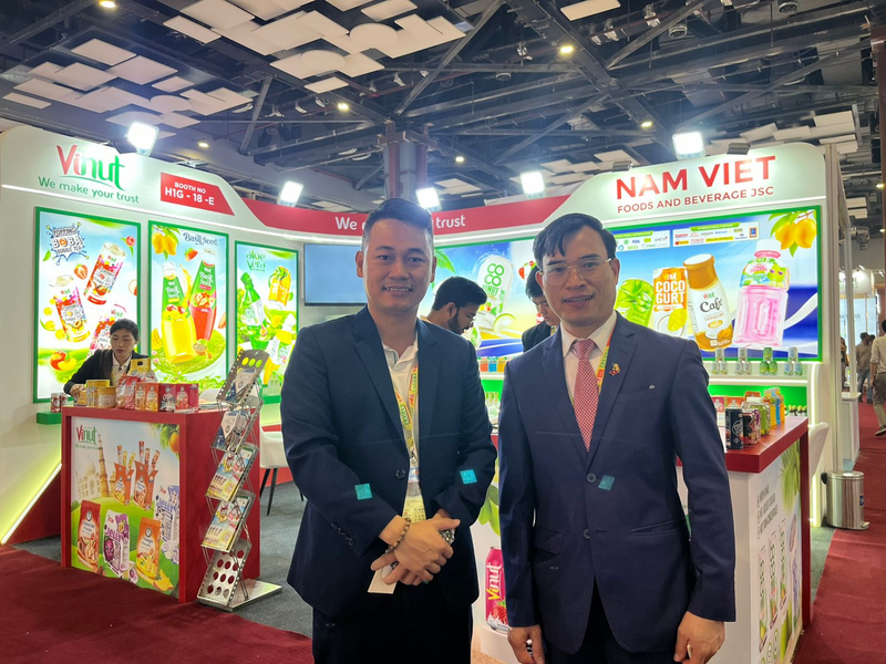 Ông Bùi Trung Thướng, Tham tán Thương mại cùng với đại diện Công ty Cổ phần Nam Việt tại Aahar Food 2026.